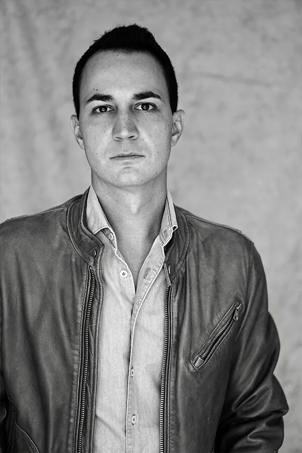 Retrato en blanco y negro con chaqueta de cuero