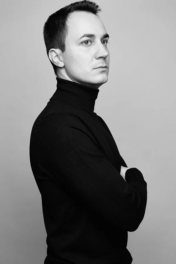 De perfil con jersey negro de cuello alto